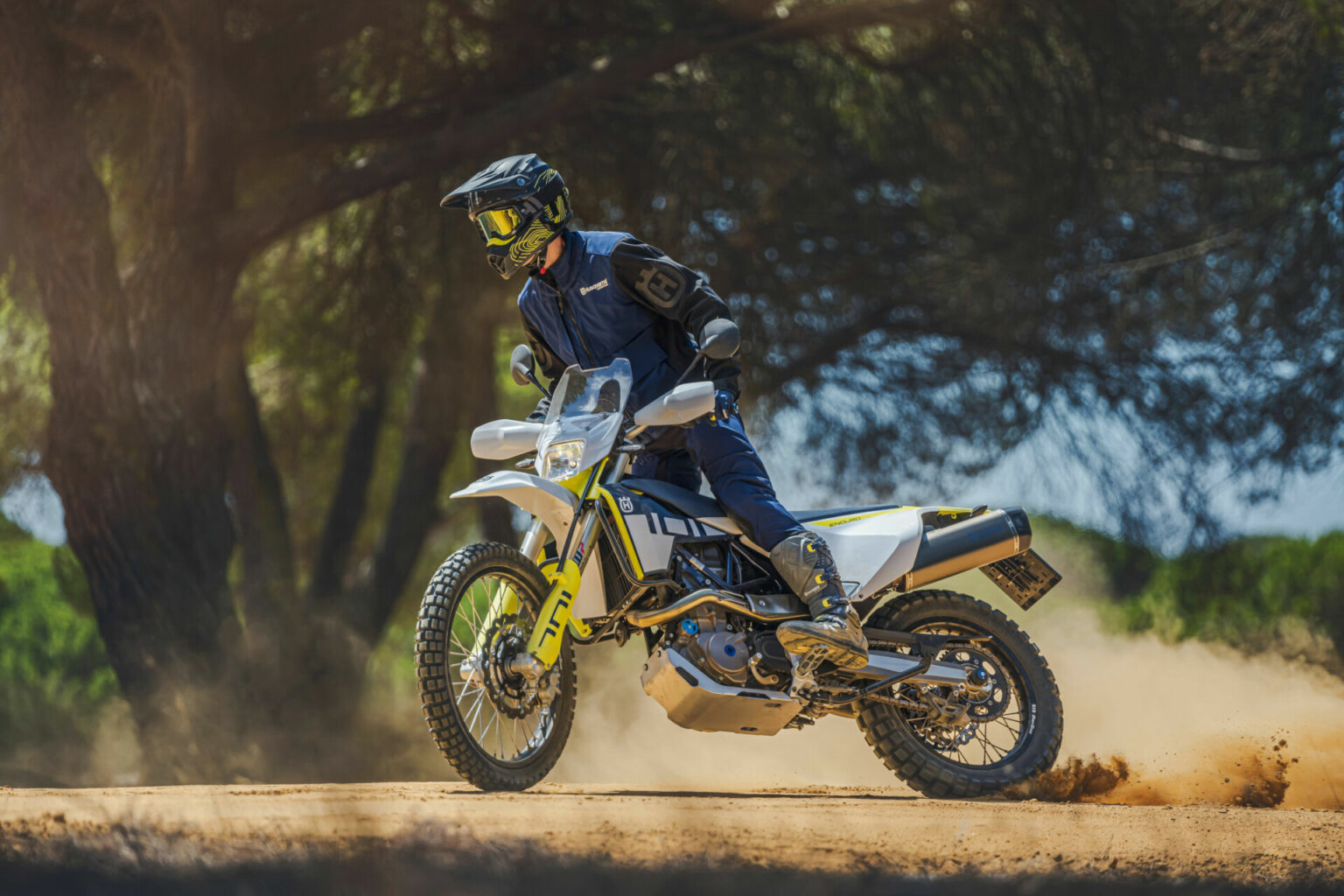 Husqvarna 701 enduro. Хускварна 701 эндуро. Хускварна мотоцикл эндуро 701. Husqvarna 701 Supermoto 2022. Husqvarna 701 Supermoto.