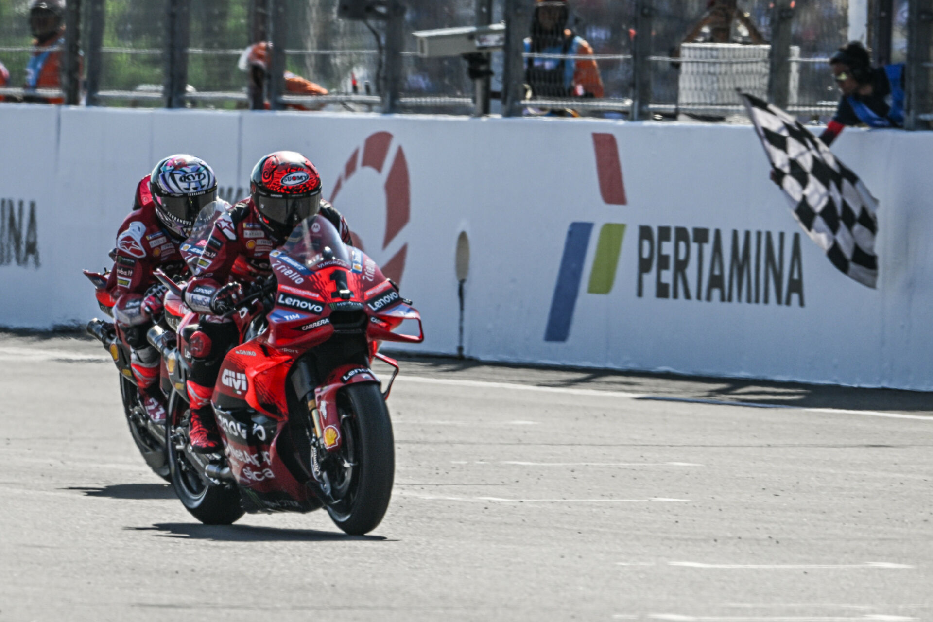 Francesco Bagnaia (1) menahan rekan setimnya Enea Bastianini untuk memenangkan Sprint Race MotoGP. Foto milik Dorna.