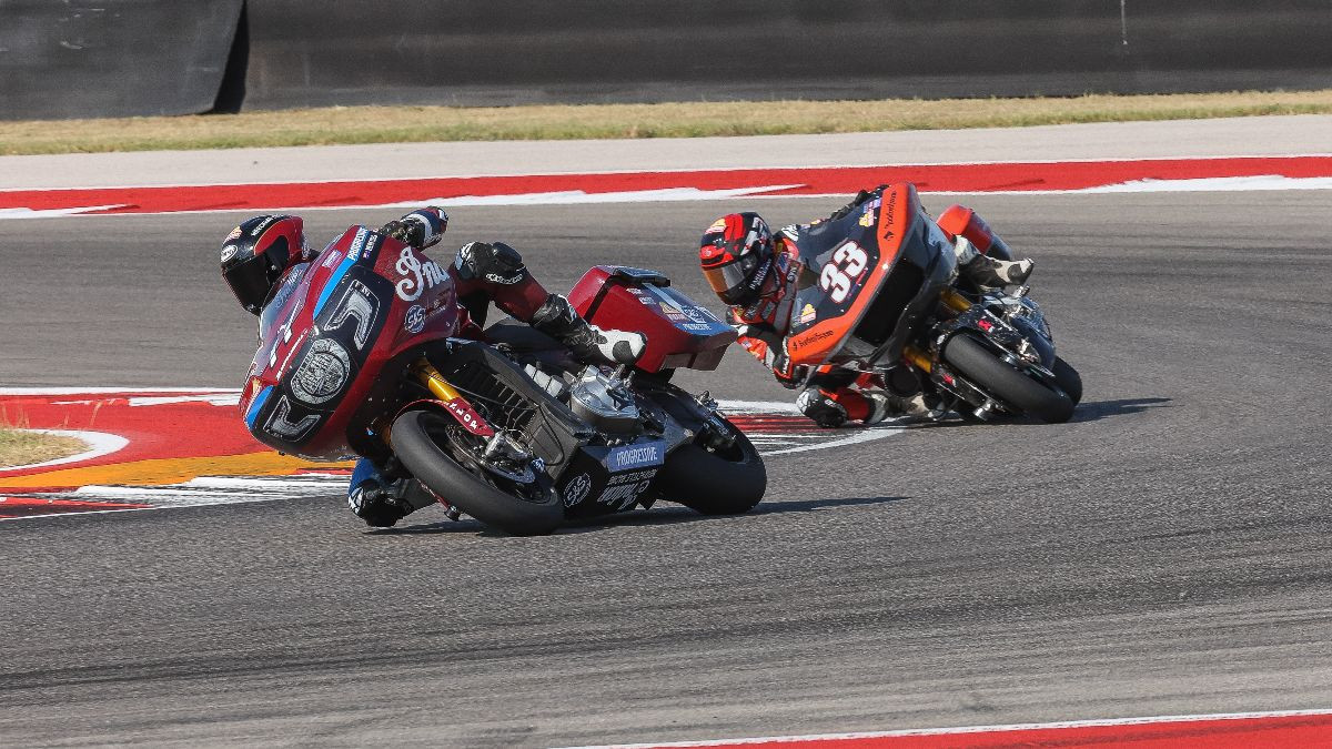 Troy Herfoss (17) won his sixth Mission King Of The Baggers race of the season after a battle with Kyle Wyman (33). The pair will go to the season finale in New Jersey separated by just two points. Photo by Brian J. Nelson.