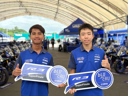 Thailand's Sakchai Kongduangdee (left) and Japan's Kakeru Okunuke (right) have been selected to compete in the Yamaha R3 bLU cRU European SuperFinale October 11-13 at Estoril. Photo courtesy Yamaha Thailand.