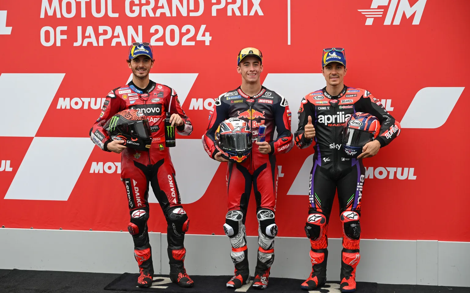 First row-qualifiers. Bagnaia (on the left), Acosta (in the middle) and Viñales (on the right). Photo courtesy Dorna. 