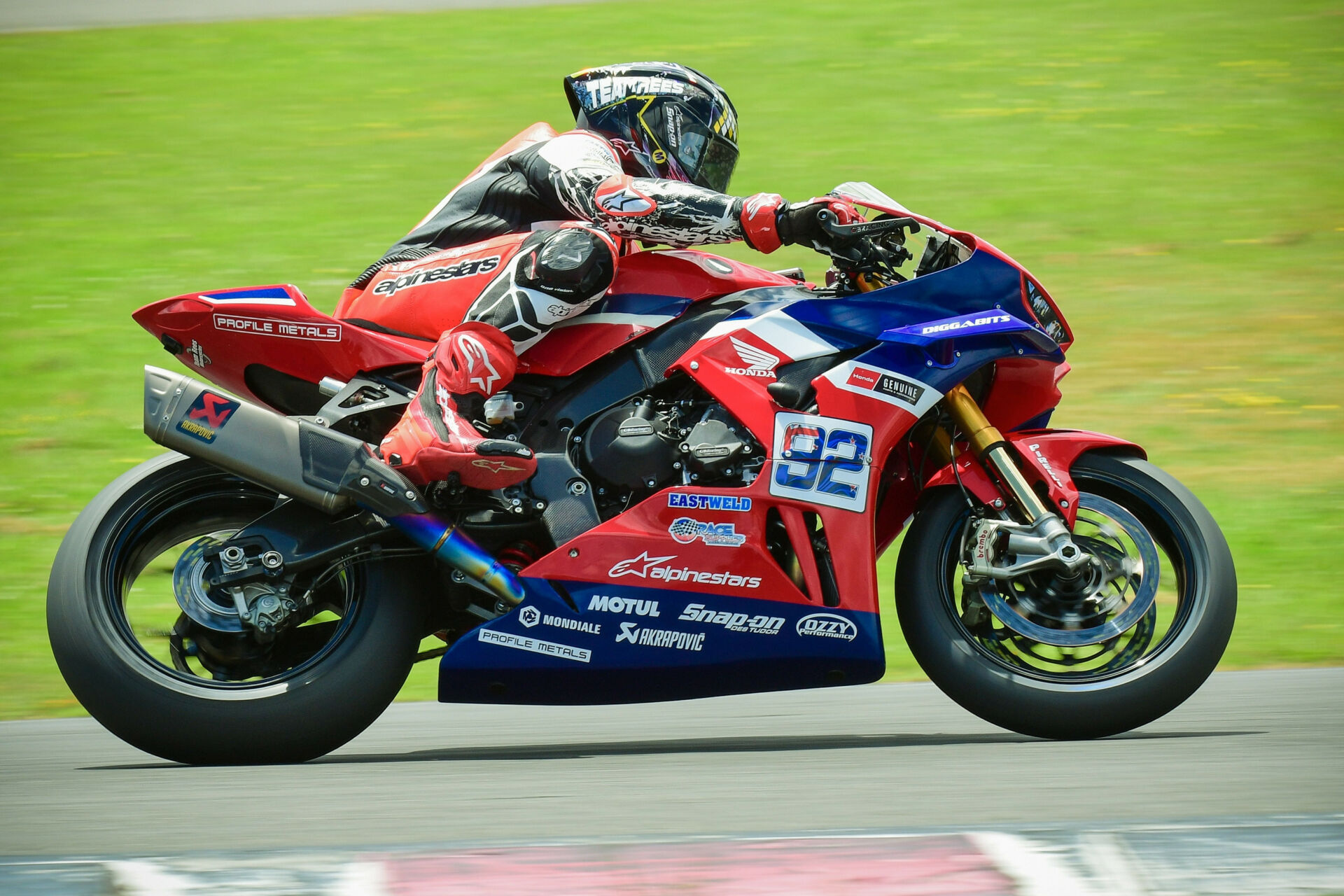 New Zealand Superbike: Mitch & Tony Rees Top Round 3